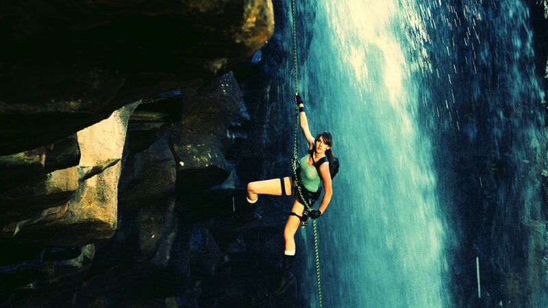 Woman Climbing Rope — Blue
