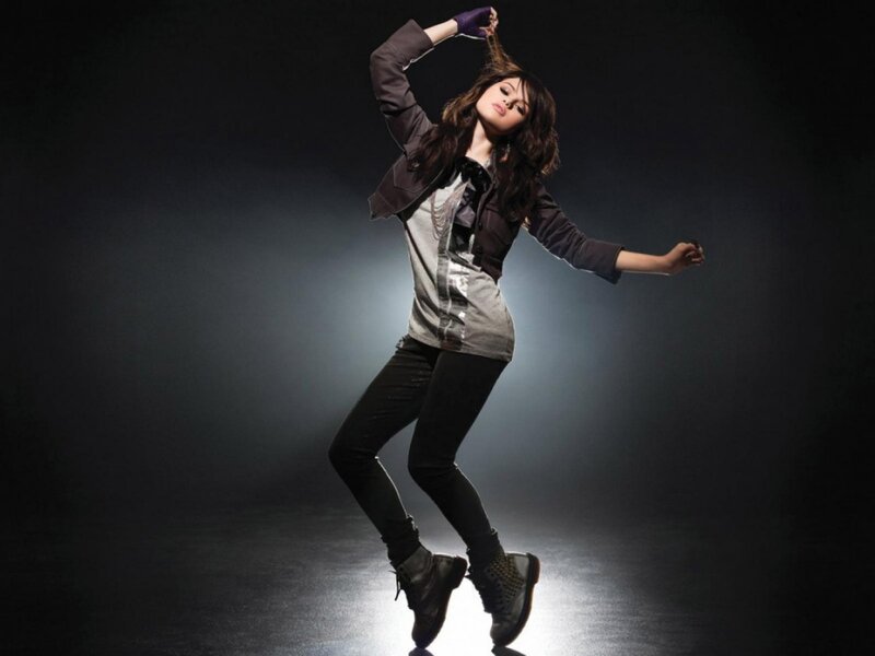 Woman Dancing in Spotlight — Black