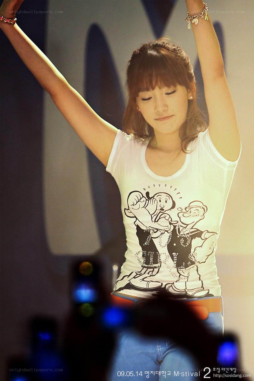 woman dancing on stage