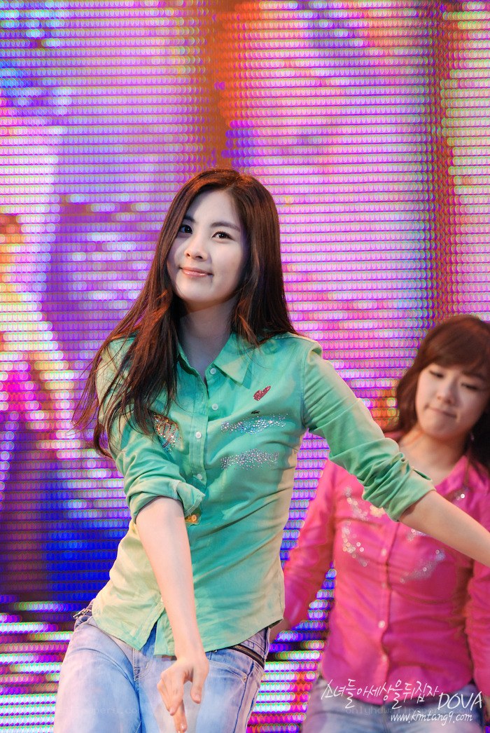 woman dancing on stage
