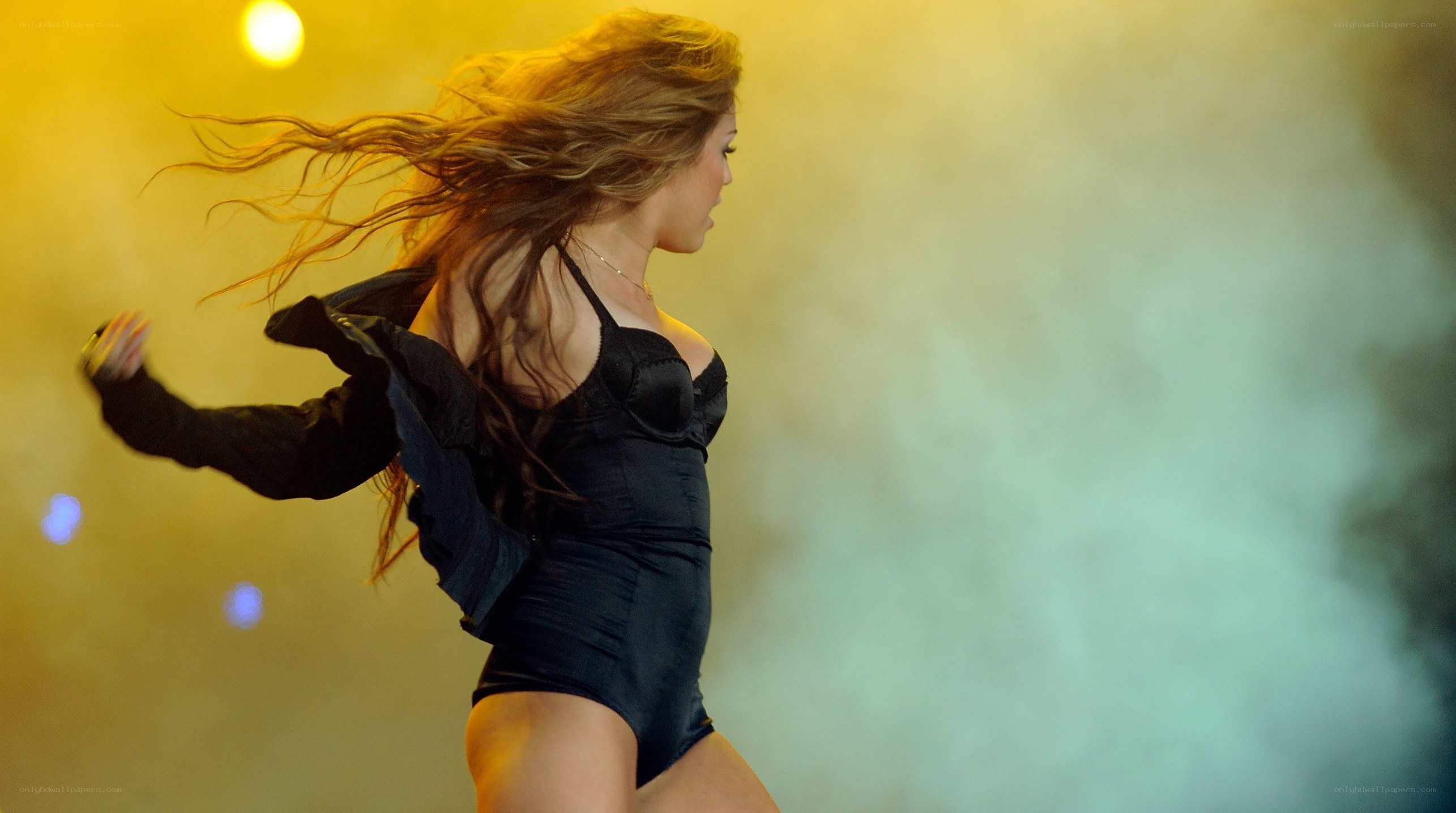 woman dancing on stage