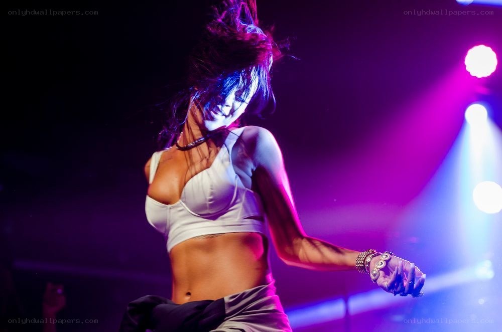 woman dancing on stage