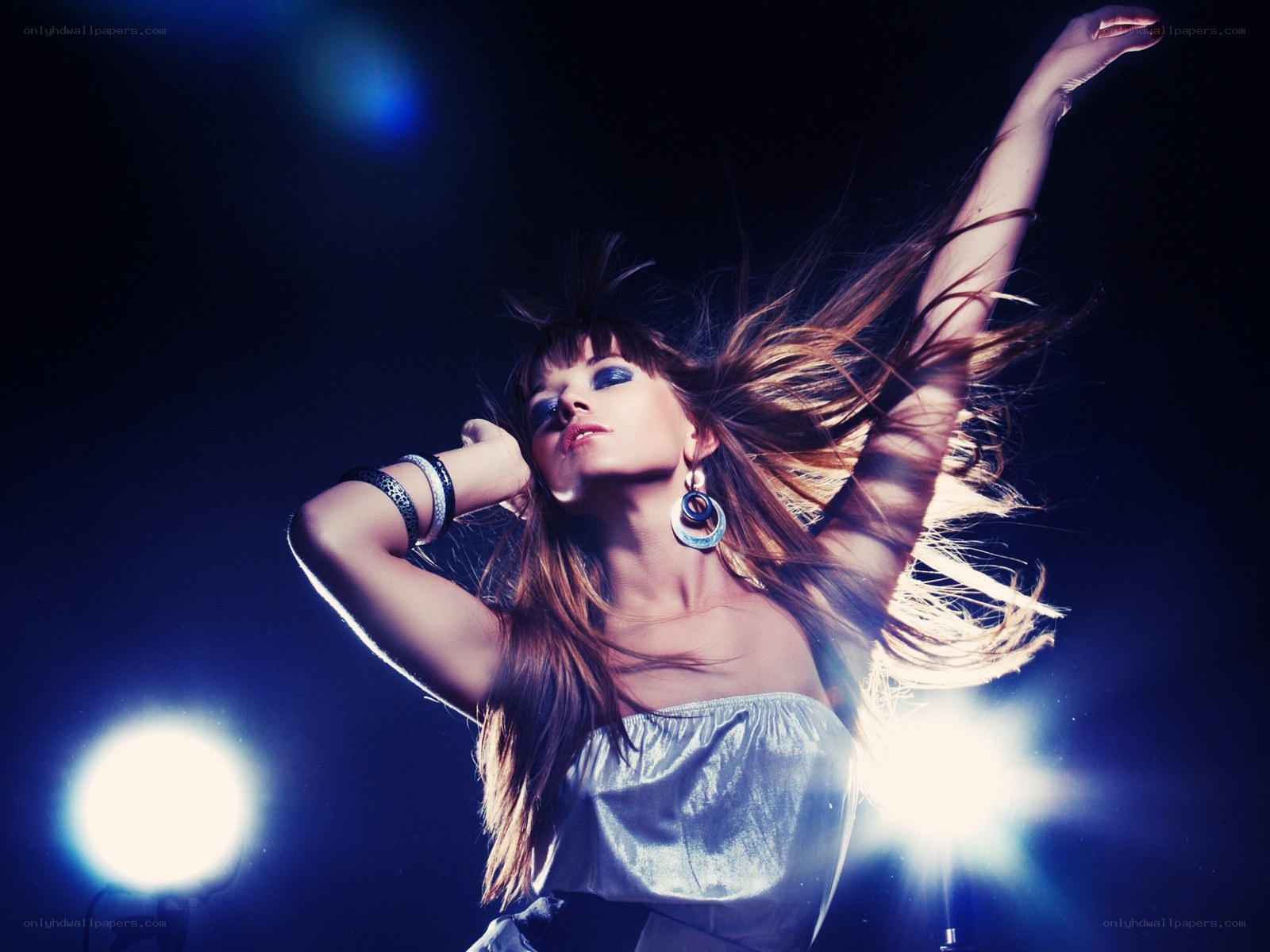 woman dancing on stage