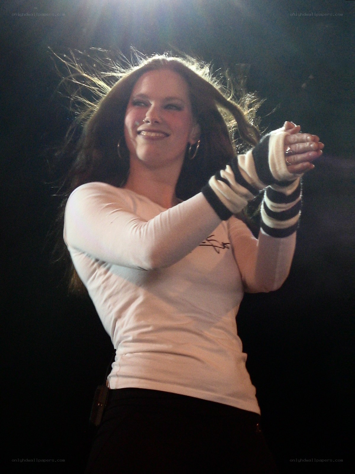 woman dancing on stage