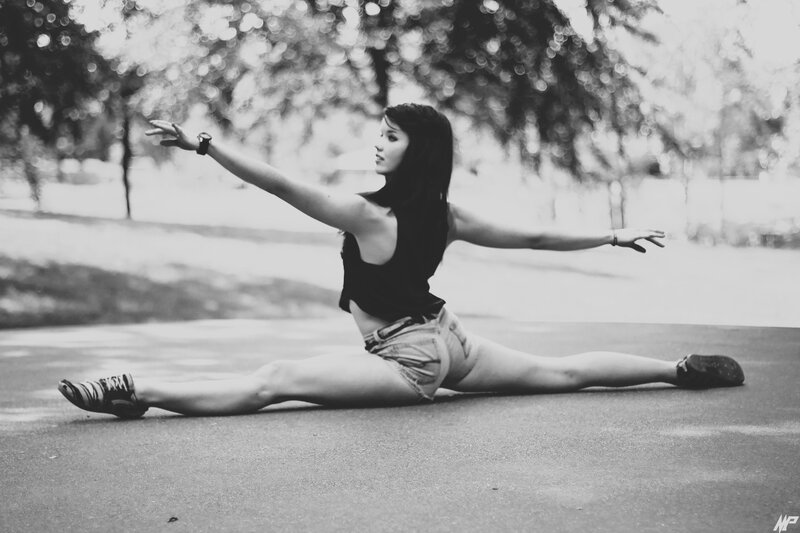woman doing a split outdoors
