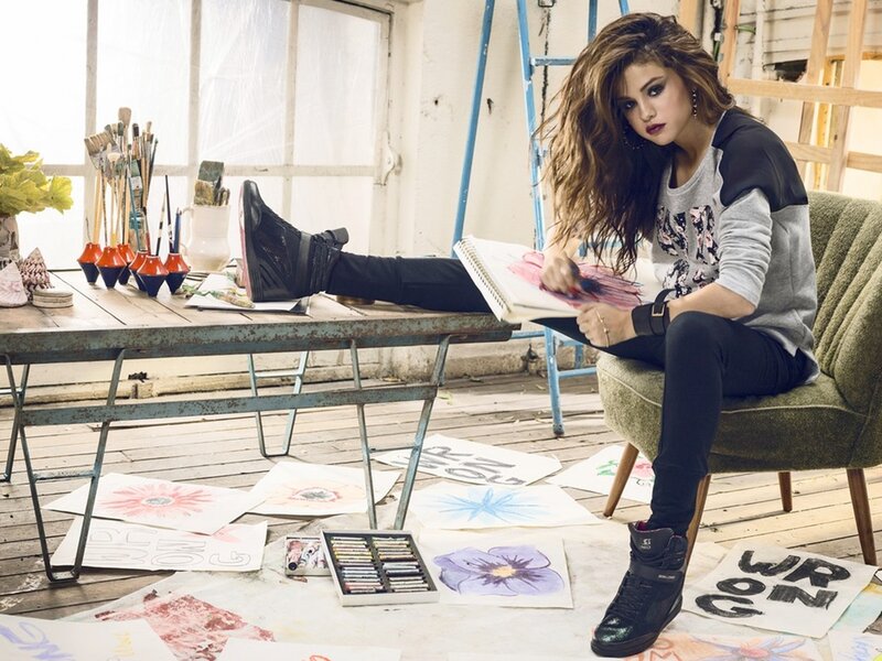 Woman Drawing in Studio — Green