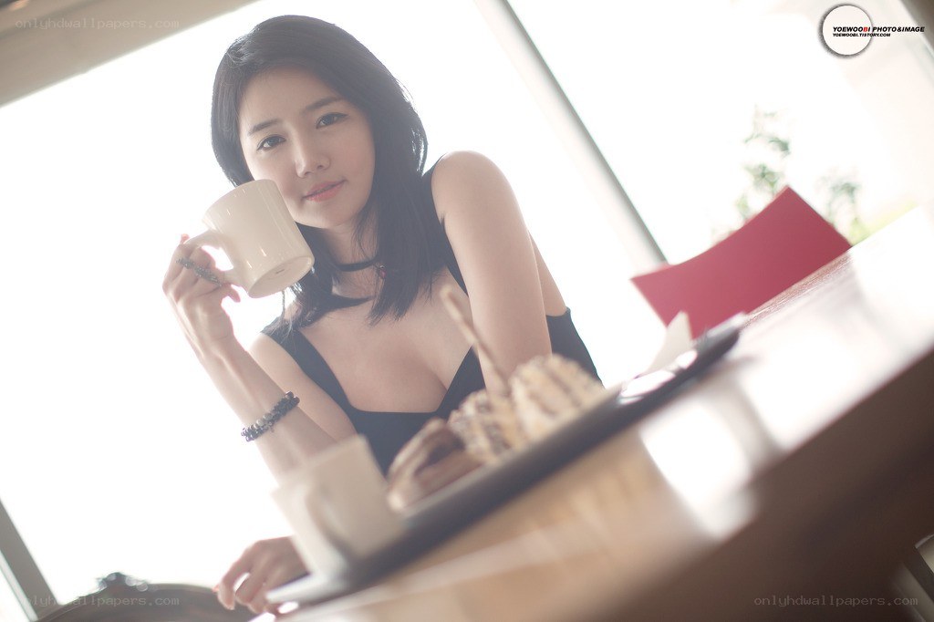 woman drinking coffee at cafe