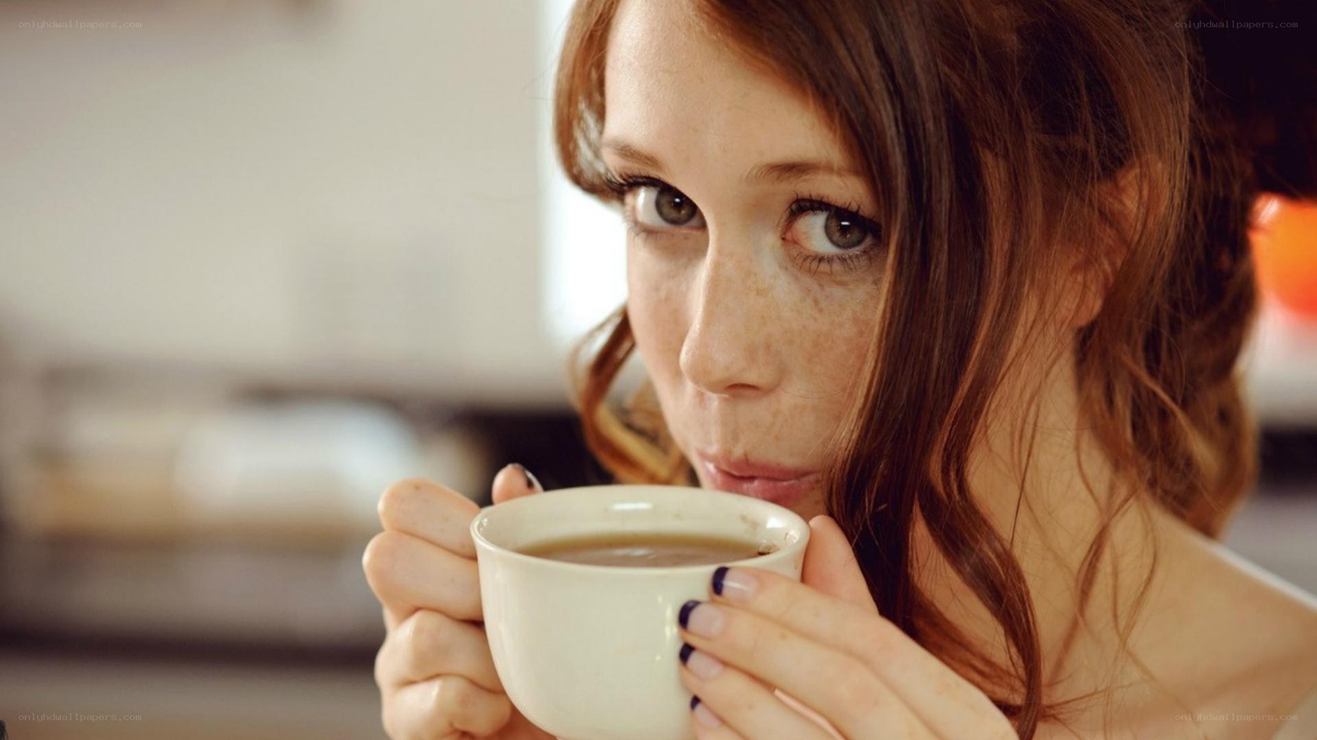 woman drinking coffee