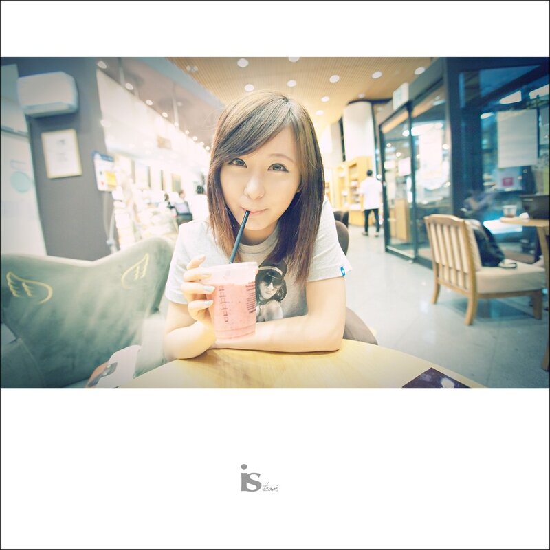 woman drinking smoothie in cafe