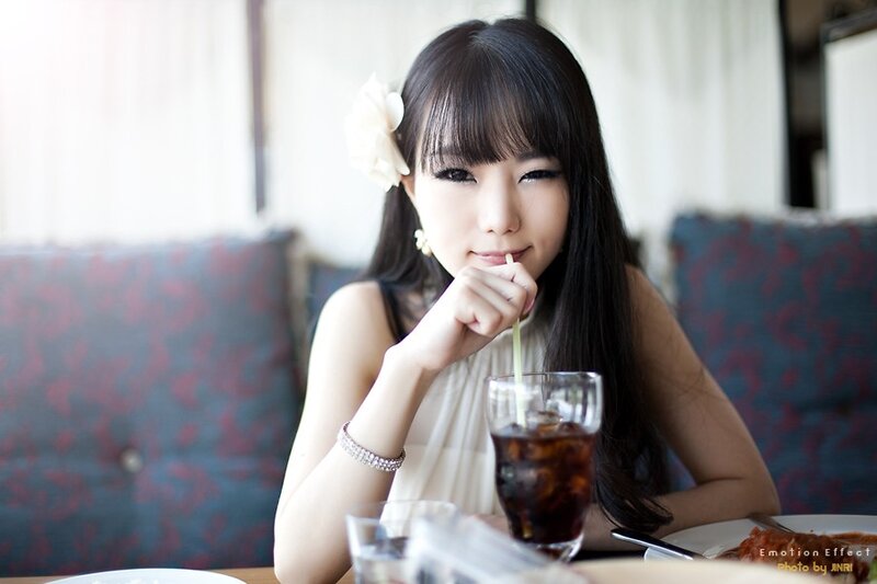 woman drinking soda at cafe