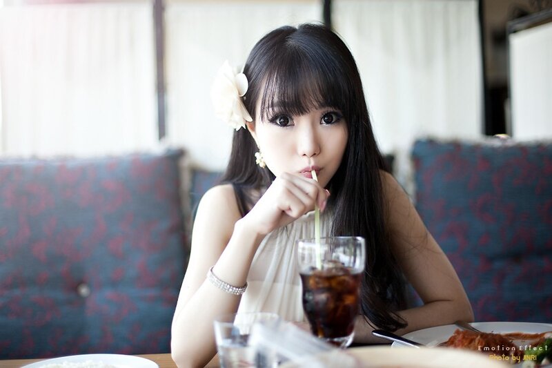 woman drinking soda at restaurant
