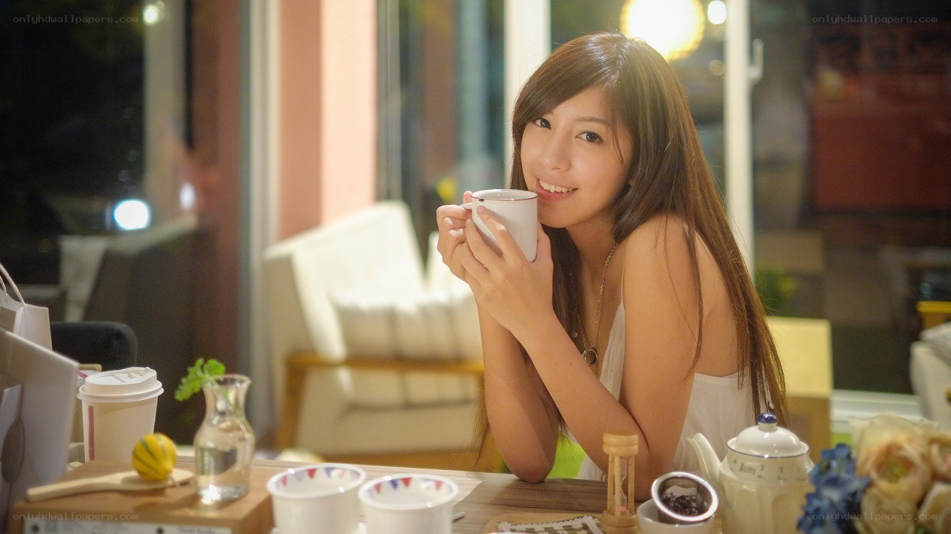 woman drinking tea at cafe