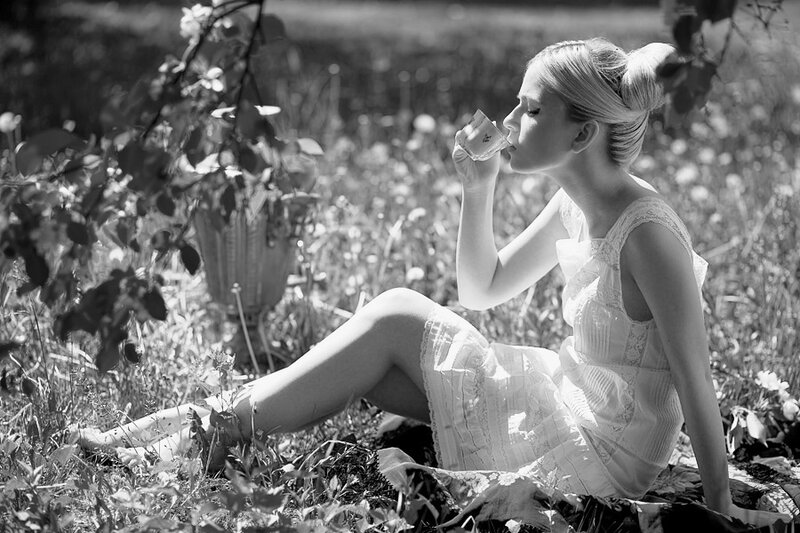 Woman Drinking Tea — Black
