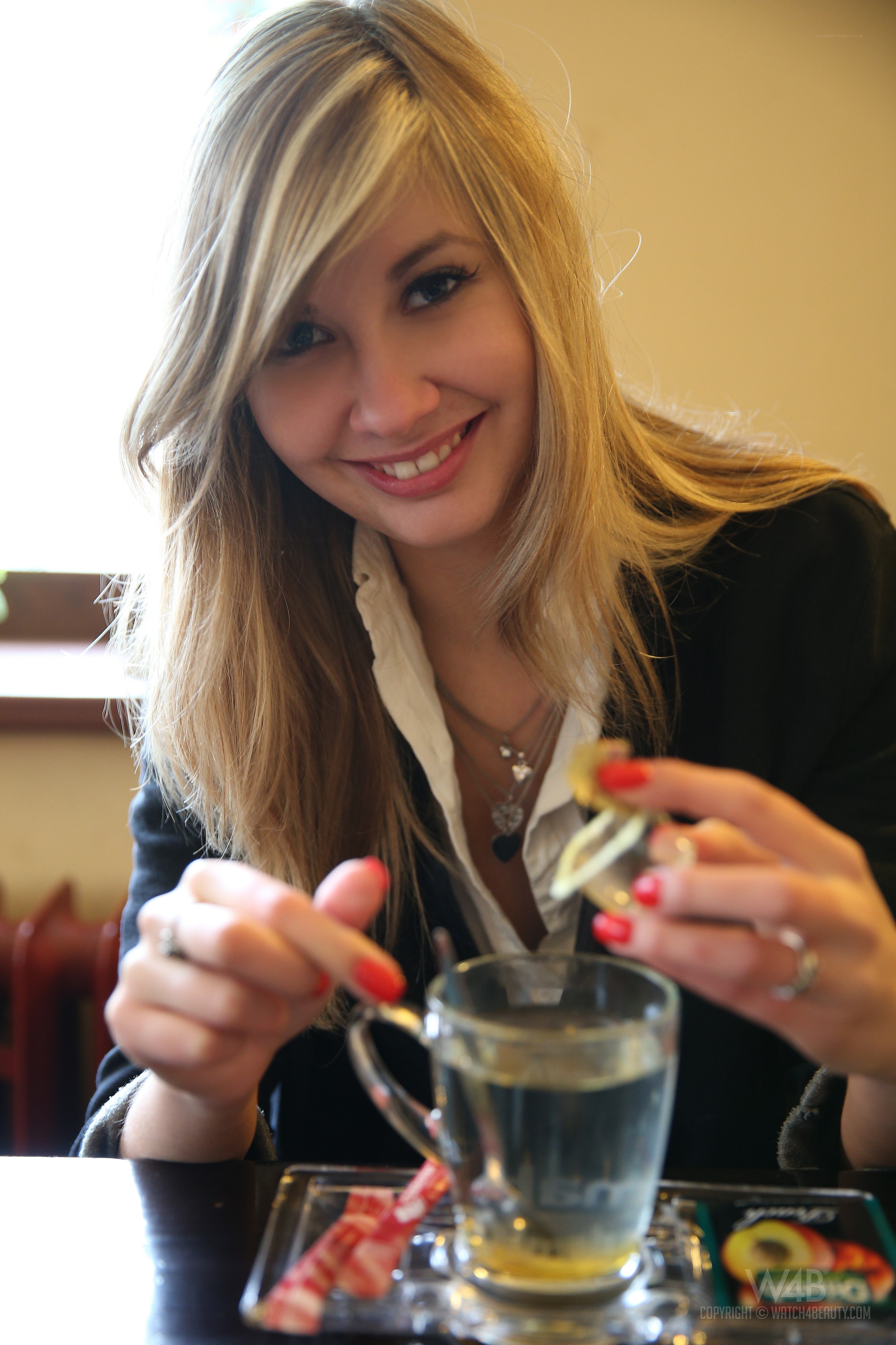 woman drinking tea in cafe