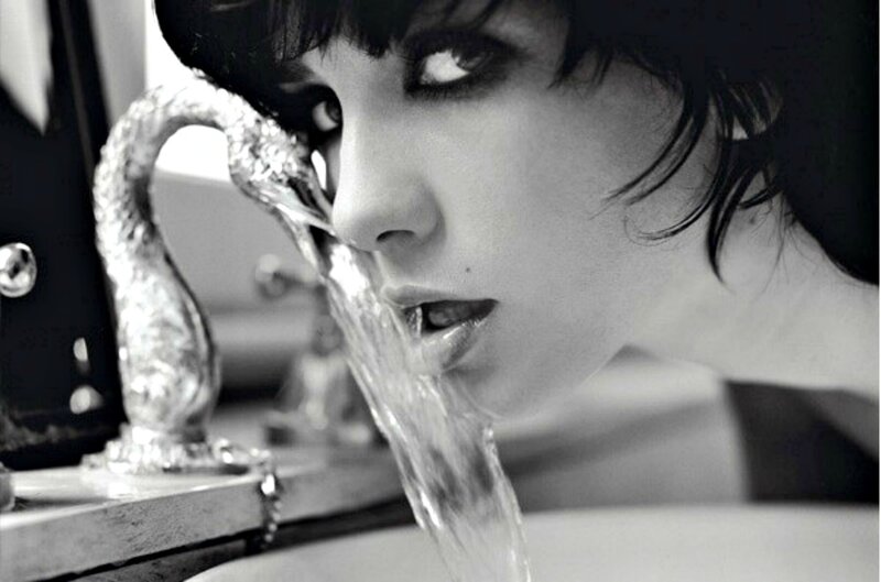 Woman Drinking Water — Black