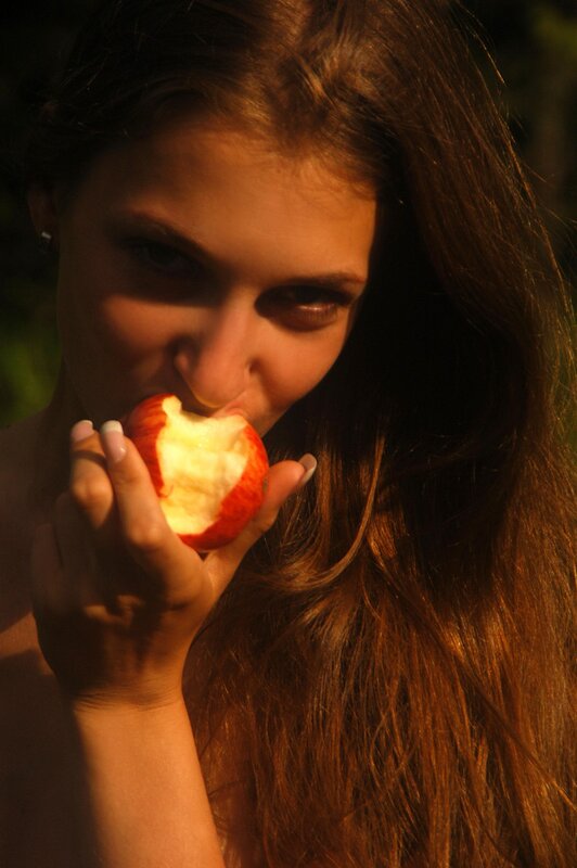 woman eating an apple