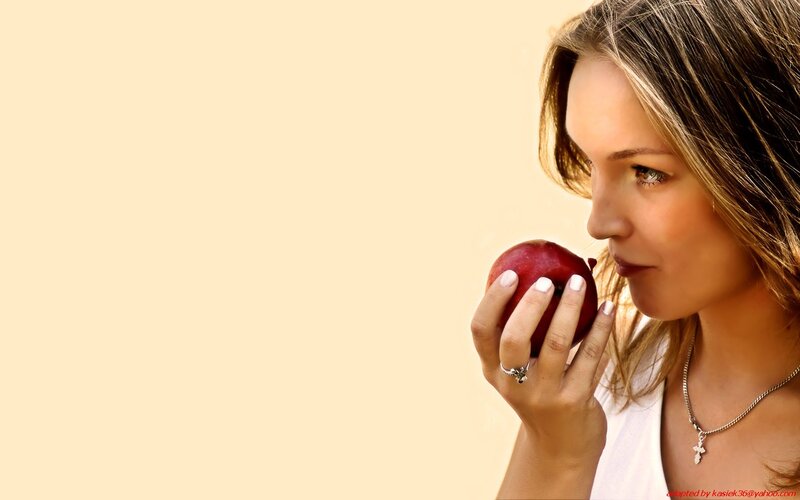 woman eating an apple