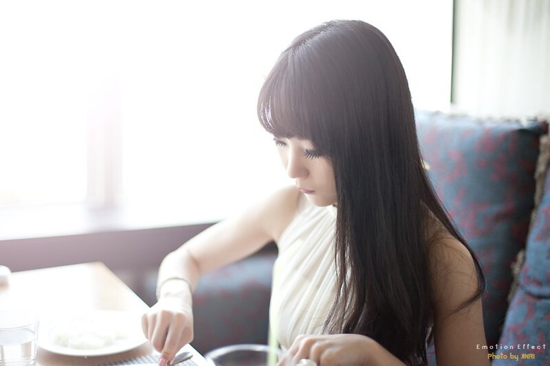 woman eating at a cafe