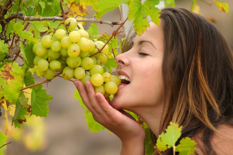 woman eating green grapes