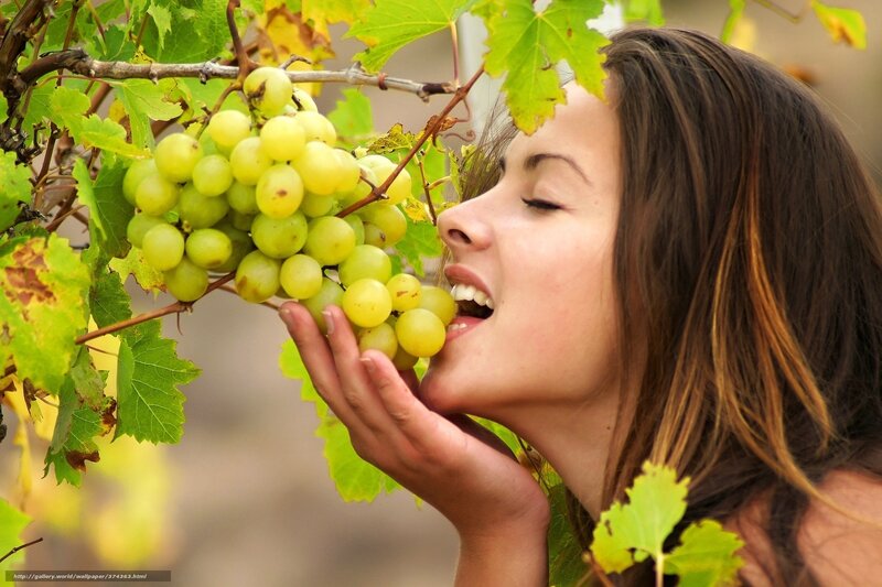 woman eating green grapes