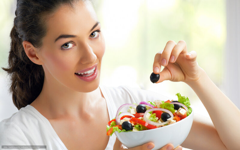 woman eating healthy salad