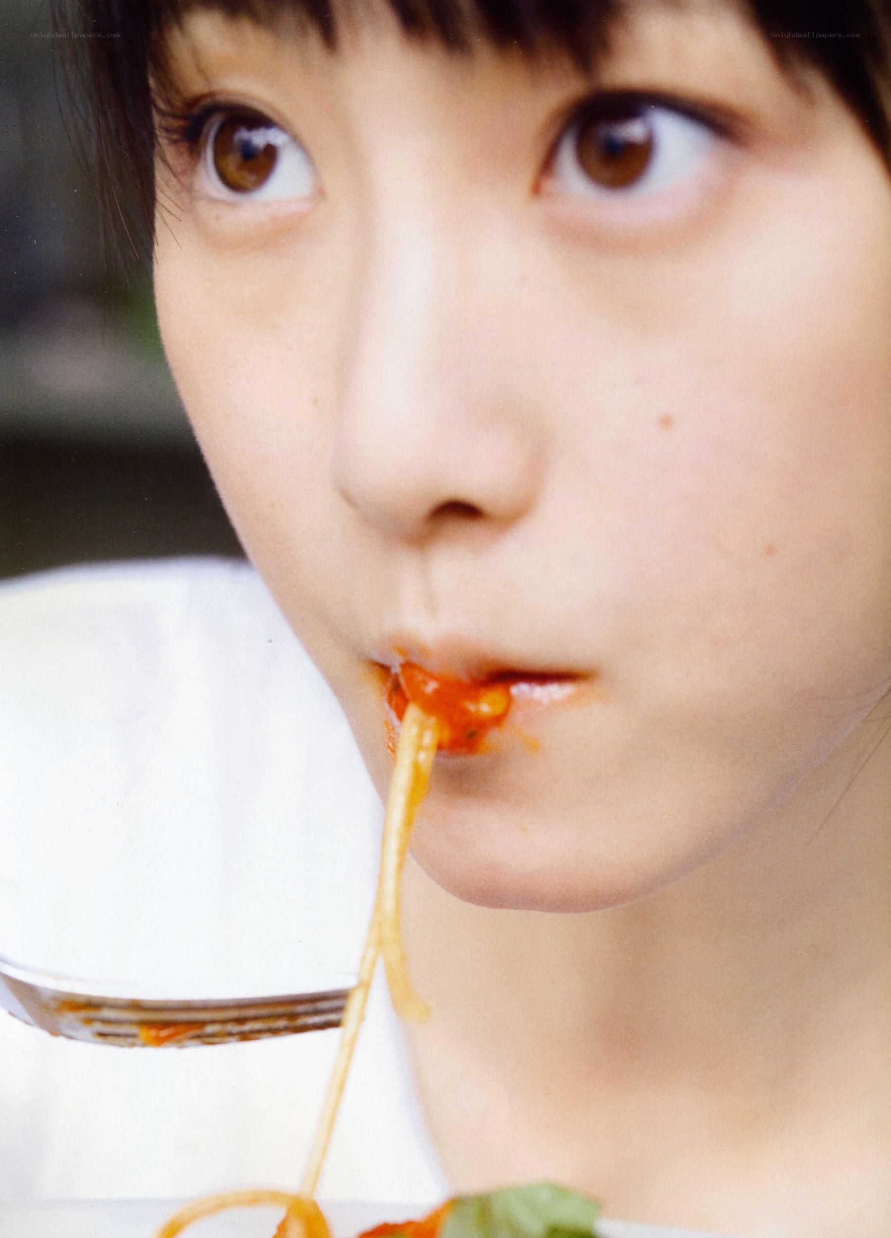 woman eating spaghetti