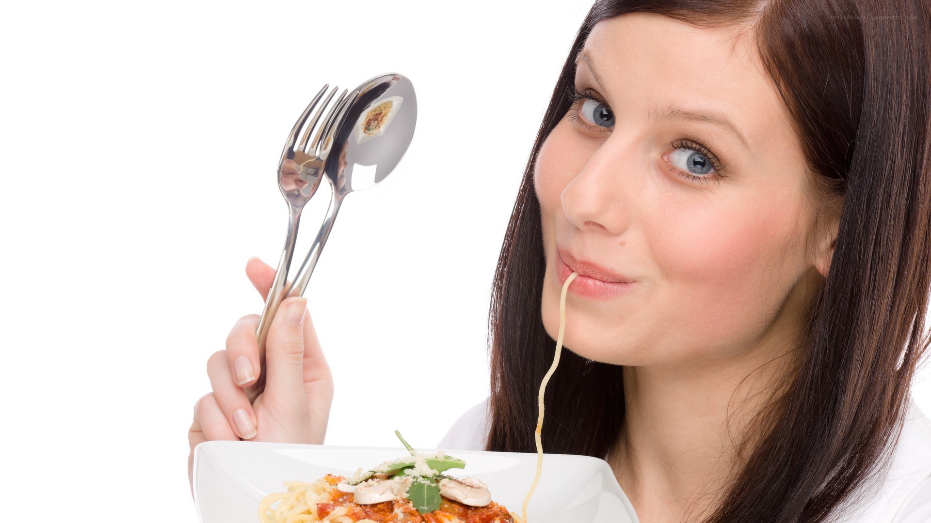 woman eating spaghetti with fork