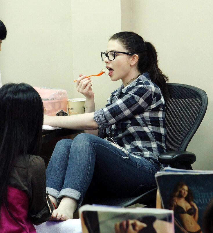woman eating with glasses