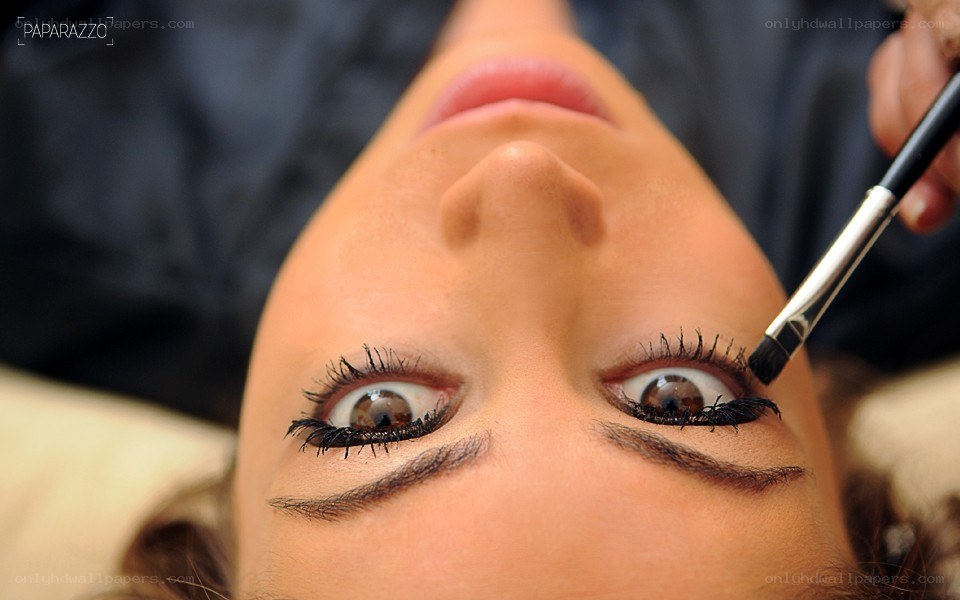 woman getting eyelash makeup