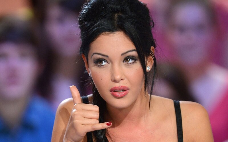 woman giving thumbs-up gesture
