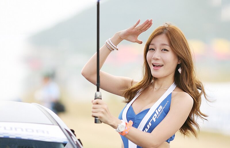 woman holding a pole at an event