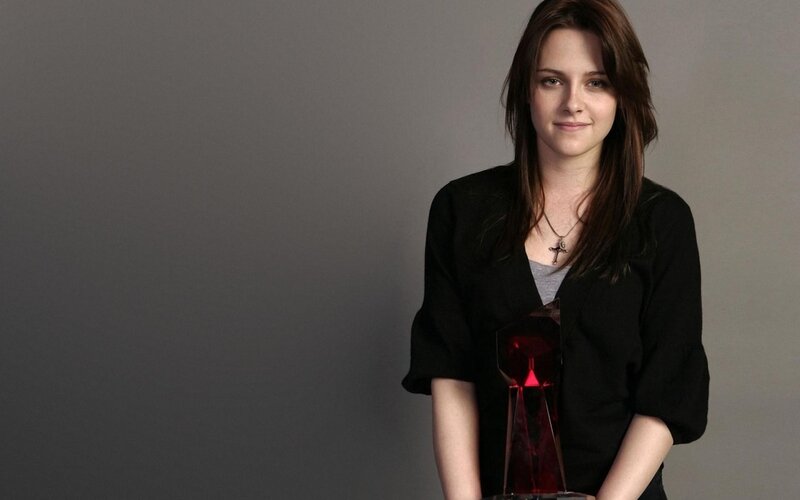 woman holding a red award