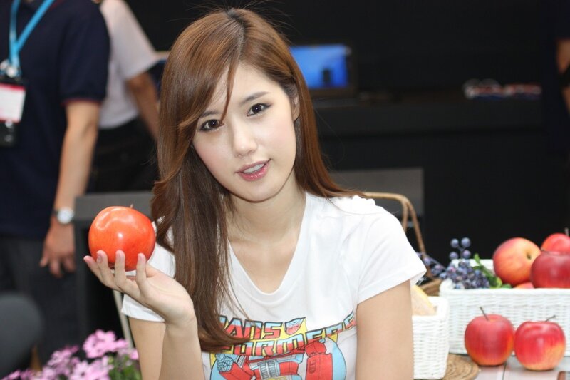 woman holding an apple