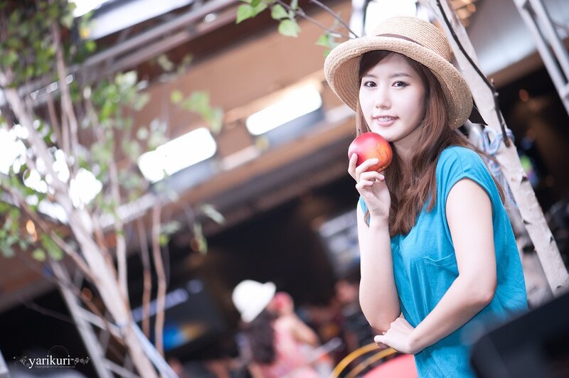 Woman holding an apple