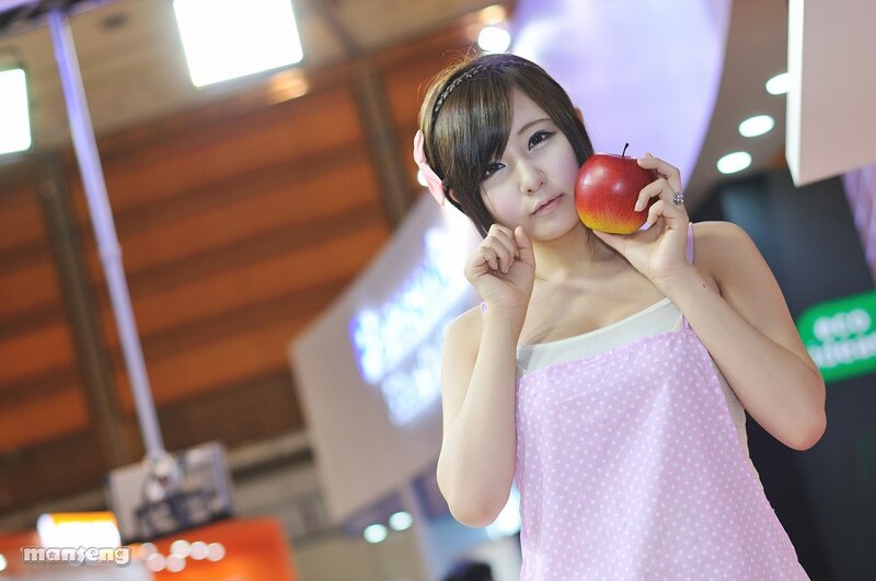 Woman holding an apple