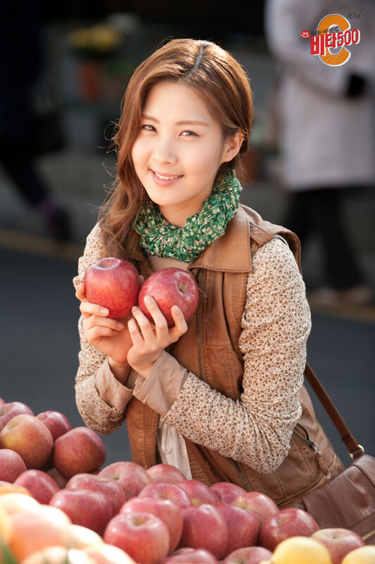 woman holding apples at market