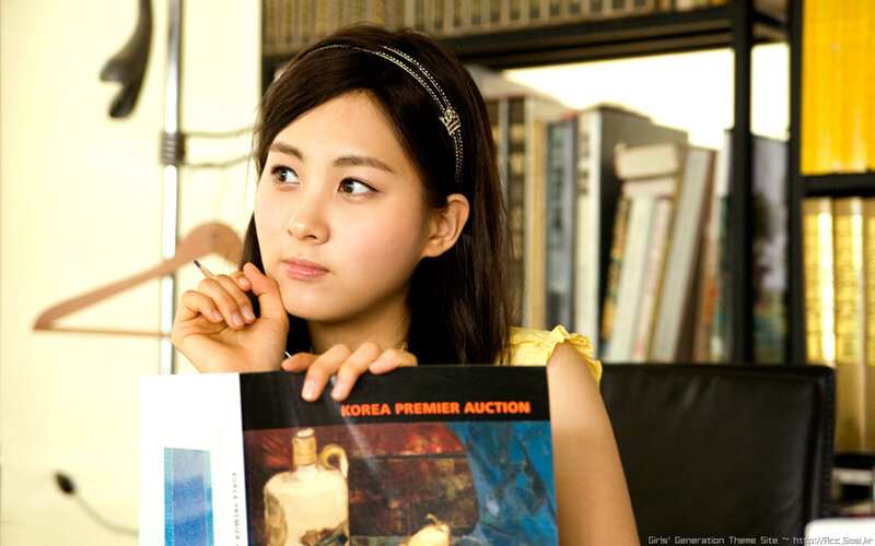 woman holding auction catalog