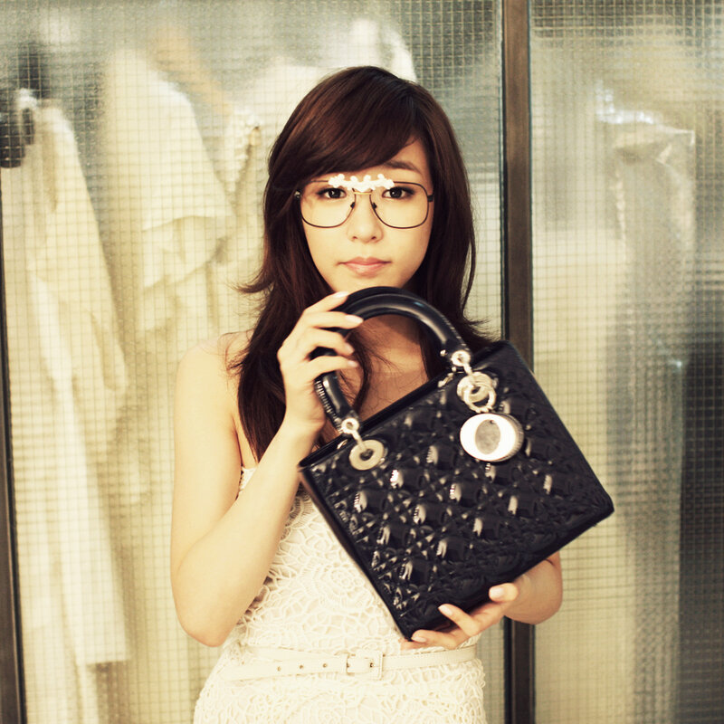 woman holding black handbag