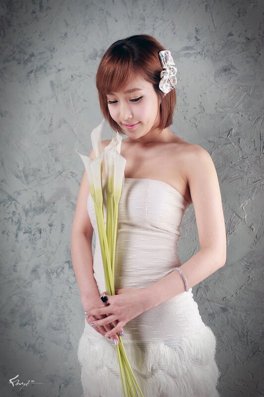 woman holding calla lilies