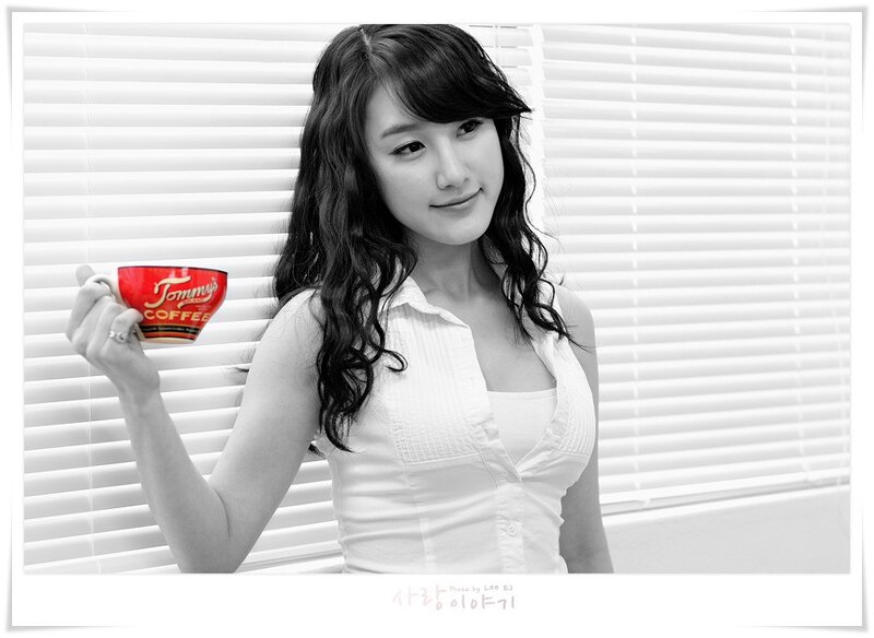 woman holding coffee cup