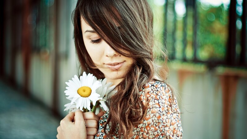 woman holding daisies