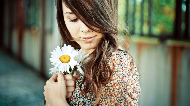 woman holding daisies