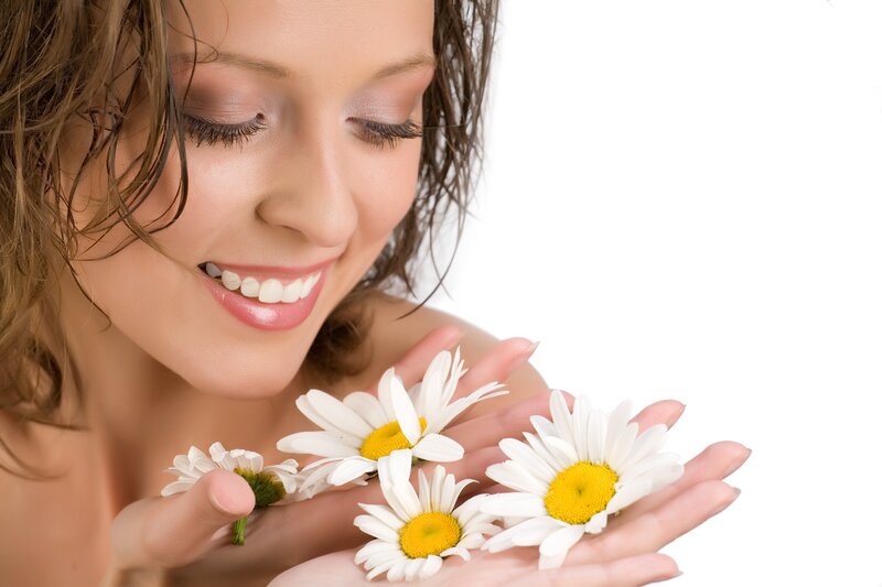 woman holding daisies