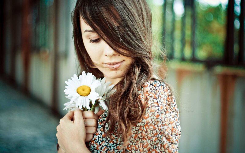 woman holding daisies