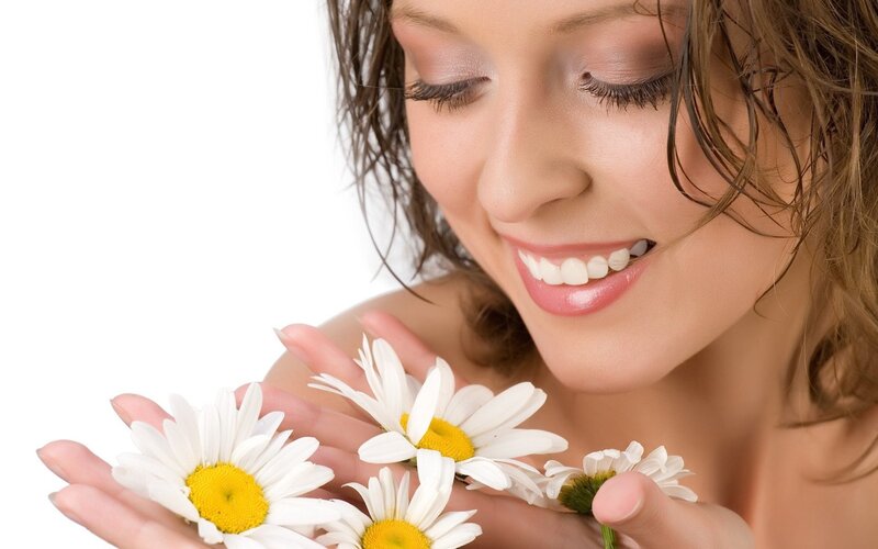 woman holding daisies