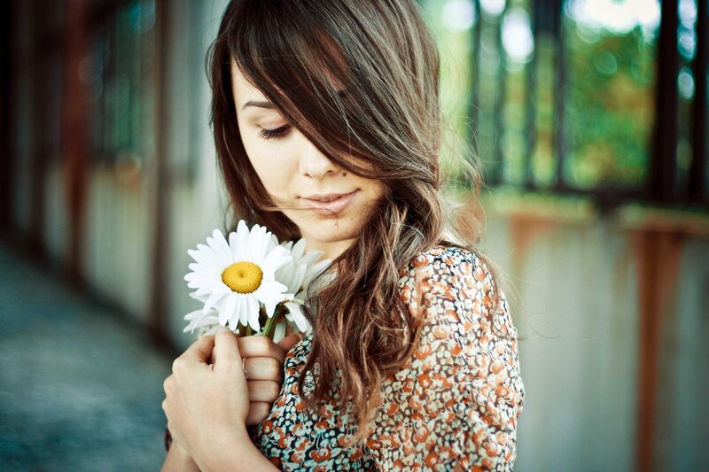 woman holding daisies