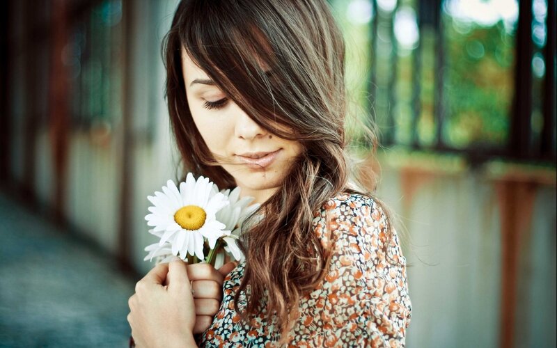 woman holding daisies