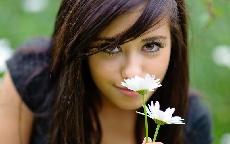 woman holding daisies outdoors