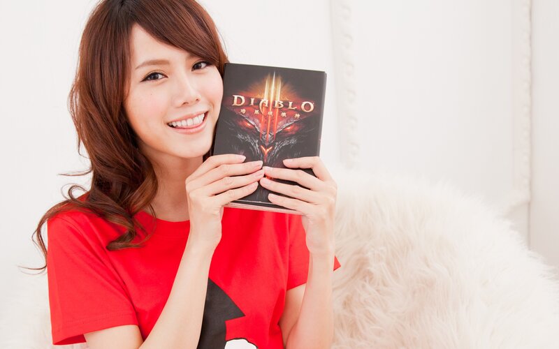 woman holding diablo iii game box