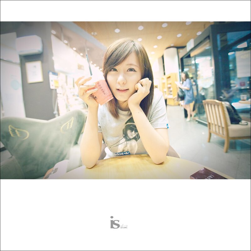 woman holding drink at cafe